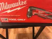 milwaukee right angle drill 2415-20 M12 3/8-inch single-sleeve ratcheting chuck