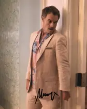 MURRAY BARTLETT SIGNED THE WHITE LOTUS PHOTO (2)