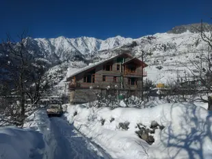 雪與山峰小屋