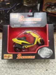 Maisto 2 Wheelers 1/18 Scale Phantom Kawasaki Motorcycle Yellow Die Cast Metal