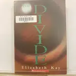 二手書📙英文小說 THE DIVIDE//ELIZABETH KAY//幽默