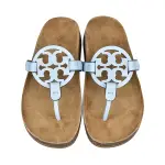 【TORY BURCH】TORY BURCH MILLER CLOUD簍空設計LOGO牛皮拖鞋(淺藍X棕)