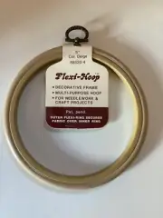 Vintage Flexi-hoop BEIGE 5” Needlework Hoop/frame W/Metal Hanger Taiwan 88520-4
