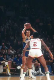 Sonny Parker Golden State Warrior looks to pass over the top of Ju- Old Photo