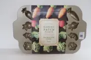 NEW Williams-Sonoma Garden Patch Plaque 20 Cakelets Muffin Cookie Veggie Molds