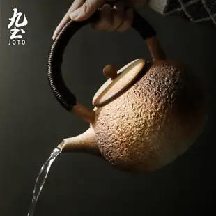 九土日式手工提樑燒水壺粗陶手工茶壺日式提梁煮茶壺家用耐熱大容量燒水壺明火茶壺陶瓷泡茶壺仿古茶壺茶具煮水陶壺CHR0563