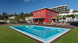 Century House with private pool by HR Madeira