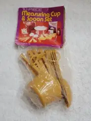 1982 VINTAGE 10 PC GOLD PLASTIC MEASURING CUP & SPOON SET ADVERTISING HONG KONG