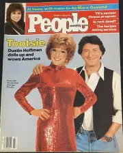 PEOPLE WEEKLY MAG: Dustin Hoffman and Alter Ego Dorothy; 1983 BN In COLTR SLV