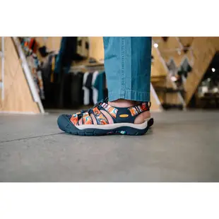 [KEEN] 男款 NEWPORT RETRO 護趾涼鞋 Outdoor Afro 公益聯名款