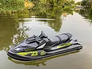 33CM RC Jet Kayak with a Speed of 20 kilometers per Hour, Equipped with 7.4V 2000mAh 14+Front and Rear Lights, Suitable for Lake Swimming Pools (Green)