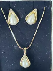 AVON Golden Pearlesque Gift Set Necklace & Pierced Earrings ~ Mint In Box ~ NOS