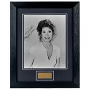 Mary Tyler Moore Personally Signed Portrait personalised 8 x 10 Photograph Framed