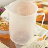 在飛比找ETMall東森購物網優惠-[協貿國際]塑料量杯透明帶刻度帶把子烘焙專用帶刻度量杯500