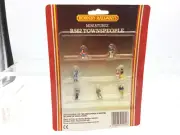 Hornby R562 OO Gauge Town People