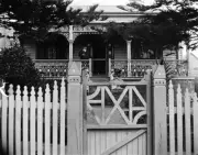 Bendigo Victoria 1915 - A man standing on the verandah of a small - Old Photo