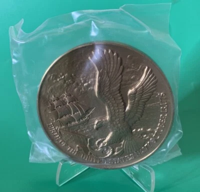 MCM Lucite Paperweight Commemoration Medal Bicentinnial United States Navy 1973