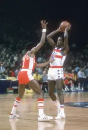 Jimmy Jones Washington Bullets over the top of Dean Meminger Atla- 1976 Photo