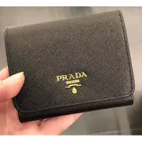 在飛比找Yahoo!奇摩拍賣優惠-Prada Saffiano 黑色 牛皮 防刮三折短夾 現貨