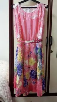 在飛比找Yahoo!奇摩拍賣優惠-巧帛，chaber浪漫唯美粉色花卉圖案蠶絲洋裝，原價8980