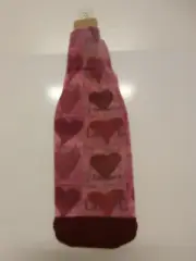 Demdaco ByDesign Bottle Sock Wine Bottle Sleeve Red & Pink Hearts Stretchy, New