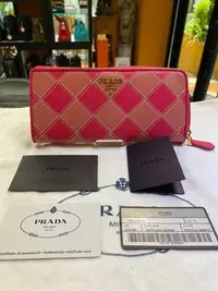 在飛比找Yahoo!奇摩拍賣優惠-美麗堡精品 PRADA 1M1183 金字 菱紋雙色拚接 釦