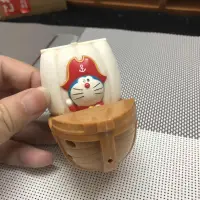 在飛比找露天拍賣優惠-日本正版 多啦a夢 老版小玩具 麥當勞2018海盜船 中古品