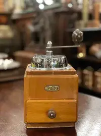 在飛比找Yahoo!奇摩拍賣優惠-荷蘭古董PeDe手工實木鍍鉻手搖咖啡磨豆機  #122124
