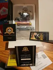RARE!! BRAND NEW!! Goebel Looney Tunes Pepe ZIE BROKEN HEART OF LOVE W COA A89