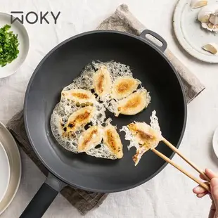 【WOKY 沃廚】恰恰鍋28CM平煎鍋組(含集水器+鍋刷)