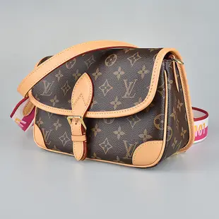 LV M46049 DIANE 花紋LOGO寬版背帶設計Monogram帆布滾邊牛皮手提斜背包(咖啡x桃紅)