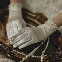 在飛比找Yahoo!奇摩拍賣優惠-婚禮白色珍珠手套緞面短款秋冬季新娘手套舞會洛麗塔素雅結婚配飾