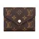 LV M62360 VICTORINE經典花紋LOGO Monogram帆布6卡扣式短夾(芭蕾粉)