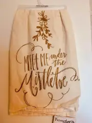 MEET ME UNDER THE MISTLETOE BEIGE METALLIC GOLD SCRIPT LETTERS XMAS TEA TOWEL