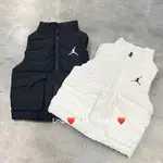 LINDA❤️代購 NIKE JORDAN 基本款 羽絨背心 立領 黑色 白色 中童 大童 保暖 拉鍊 大口袋