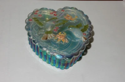 FENTON IRRIDIZED HUMMINGBIRD HEART SHAPED TRINKET BOX HAND PAINTED BEAUTIFUL