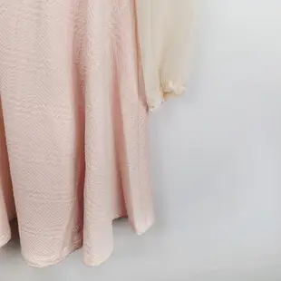 0918 專櫃 2015年春天款粉色 浪漫氣質感 肩飾蝴蝶結 彈性材質拼接雪紡 連身 洋裝