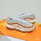 Nike Air Max 97 Be True 女 彩虹 經典 穿搭 氣墊 運動 休閒 休閒鞋 FD8637-600