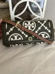 Tory Burch T MONOGRAM CONTRAST EMBOSSED WALLET CROSSBODY Lexicon/ New Cream