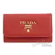 【全新現貨 補8個】茱麗葉精品 PRADA 1PG222 浮雕LOGO荔枝牛皮六孔鑰匙包.紅現金價$6,800