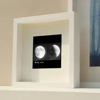 在飛比找樂天市場購物網優惠-優品家居創意月亮立體情人節生日相框衍紙干花moon情侶月球照
