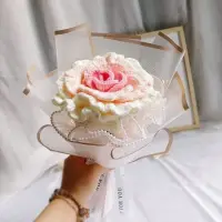 在飛比找momo購物網優惠-【JEN】手工編織毛線玫瑰花束含燈串(漸變粉色/畢業季/節慶