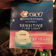 CREST 3D WHITESTRIPS SENSITIVE+LED LIGHT- 28 STRIPS - EXP: 06/2025