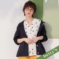 在飛比找momo購物網優惠-【betty’s 貝蒂思】三角印花V領上衣(白色)