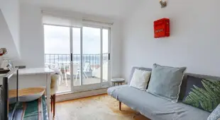 Bright 1 Bedroom top floor apartment with terrace & river view