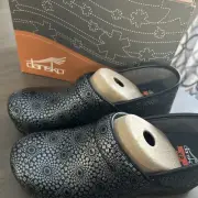 Dansko Pro XP Medallion Embossed Black Leather Nurse Clogs Women’s Sz 40 9.5-10