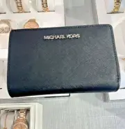 Michael Kors Jet Set Travel Medium Women Leather Bifold Zip Coin Wallet in Black