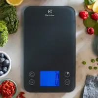 在飛比找momo購物網優惠-【Electrolux 伊萊克斯】廚房藍牙料理電子秤(BKS