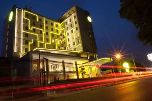 耶穆爾薩利黃釉酒店Yello Hotel Jemursari