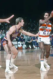 Dick Van Arsdale Phoenix Suns closely guards Dave Bing Washington- 1976 Photo